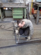 Am Gerüst der Rückwand werden letzte Schweissnähte gesetzt [30. Januar 2016]