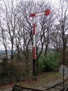 Der Signalmast ist wieder aufgerichtet und der erste Flügel ist wieder montiert [4. Februar 2017]