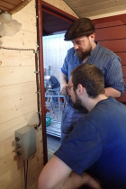 Für die Montage der Bartheke müssen im Fakultativwagen noch einige Anpassungen erledigt werden [19. Februar 2022]