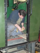 Der neue Fussboden der Molly wird festgeschraubt [21. Februar 2015]