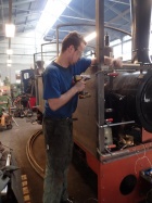 In die Seitenwände vom Lukas müssen viele Löcher gebohrt werden [27. Februar 2016]