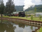 Der Dampfgüterzug spiegelt sich im Baumschulsee [4. Juni 2016]
