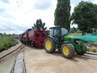 Der grosse John Deere-Traktor der Zulauf AG hilft mit, die Drakensberg in den Kurven zu strecken [11. Juli 2017]
