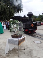 Zwei weisse Tauben sind zum Abflug bereit [15. August 2015]