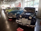 Eine Reihe Autos aus dem Hause Opel