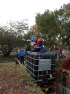 Mit viel Begeisterung unterstützt die Jugendfeuerwehr unseren Einsatz [2. Oktober 2015]