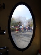 Aus dem Führerstand der Emma kann man die Vorführung der Feuerwehr beobachten [4. Oktober 2015]