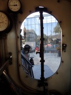 Blick durch das Führerstandsfenster der Sequoia auf ihr Spiegelbild [15. Oktober 2017]