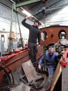 Mit dem Bockkran wird der Radsatz abgesenkt [5. November 2022]