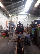 Der Radsatz wird wieder aus der Grube gehoben [5. November 2022]