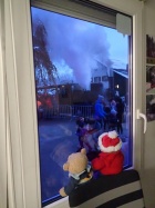 Die beiden kleinen Freunde schauen aus der Ferne auch zu [1. Dezember 2017]