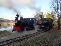 Die beiden Dampfzüge warten nebeneinander auf die Abfahrt [3. Dezember 2016]