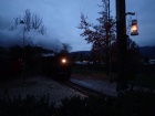 Unter dem Licht der Laternen trifft auch die Taxus wieder im Bahnhof Baumschulsee ein [6. Dezember 2014]