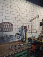 Die Luftleitung für ein Drehgestell wird zusammengebaut [15. Dezember 2014]