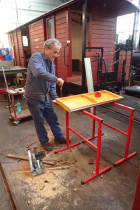 Die letzten Sitzbänke für den Fakultativwagen werden vorbereitet [18. Dezember 2021]