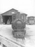 Anheizen vor der alten Werkstatt [1980]