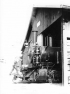 Anheizen im Torausschnitt der alten Werkstatt [1986]