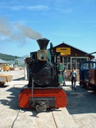 Anheizen der Sequoia vor der alten Werkstatt