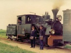 Das Zugpersonal posiert stolz vor ihrer Lok [1976]